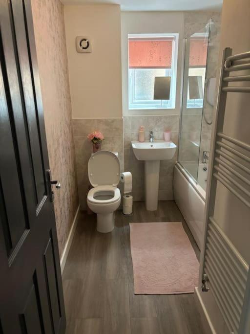 Private Room In A House With Parking In Lenton Nottingham Eksteriør bilde